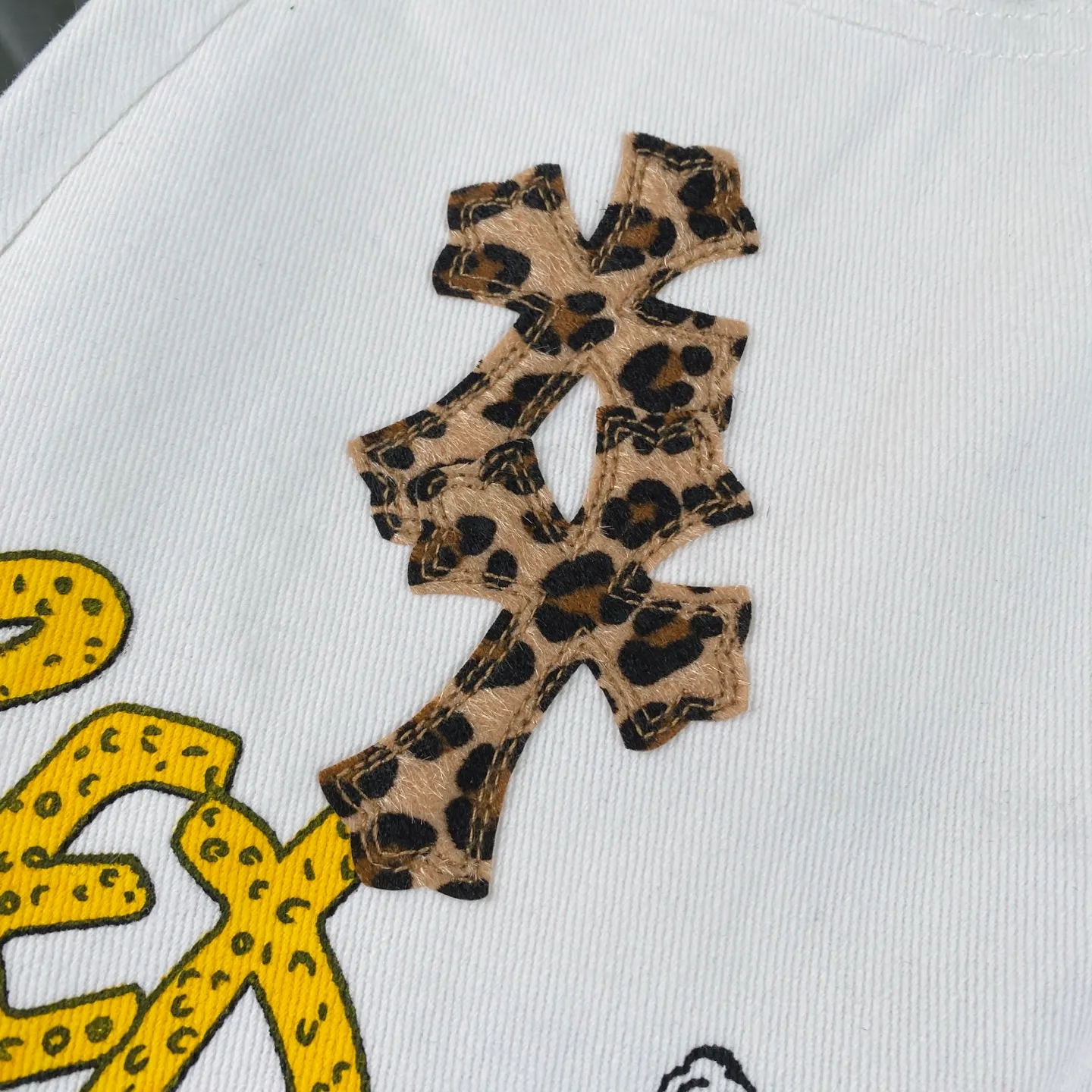 P240 CH Chromehearts Mattyboy graffiti painted leopard print cross patch leather white jeans, price 34W level, patchwork cross pattern embellishment, washed jeans! ! An absolutely high-end luxury product, a 1.9W-level god-level single product, a super popular product, made by top heavy industry, a magic weapon that cannot be missed! [About Zangyin] This is an extremely luxurious fashion brand that can also be called the aristocracy of the high street. It has always been an exclusive brand for some hipsters or rich second generations. Compared with ordinary high streets, it is more luxurious and noble. Compared with luxury brands, it is more fashionable and individual. It has always been a brand that I have a special liking for. [Top heavy industry fashion design] Consistently high-street luxury style. Speaking of this style, the Zangyin family and GU family are definitely the leading representative brands. Especially the Zangyin family has really achieved a state-of-the-art effect in creating high-street style. The unique washed material is used to create this style. The color system is already quite eye-catching. After it is decorated with patchwork cross flowers, it cleverly highlights the charm of the brand. Secondly, this style uses classic The high-waist cutting design highlights the long legs and fashionable temperament of the upper body. The brand is highly recognizable and the slim fit configuration is more suitable for daily wear. It is a product that interprets personality, fashion, and specifications at a glance. This single product is enough to make any fan excited. It can be a white T-shirt for a youthful college style, or a tight suspender for a royal style. It has strong matching ability and can be easily controlled by men.  [Materials and craftsmanship] Needless to say, this point goes without saying. As an excellent craftsman brand, Zangyin’s requirements for details and craftsmanship are really perfect. The washed color of this model has gone through so many processes, not to mention the embellishment of denim appliques. It is also purely hand-made and sewn. Just like what they believe in, only hand-made things have soul and have the meaning of wear. A top-notch heavy-duty fashionable denim item, I look forward to your perfect interpretation! !  Color: white Size: 28-34